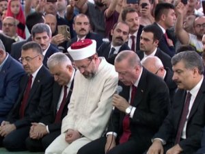 Erdoğan camide şehitler için aşrı şerif okudu