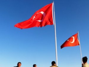 Suriye sınırına 6 metrelik Türk bayrağı