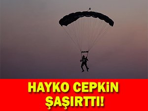 Hayko Cepkin festival alanına paraşütle indi!