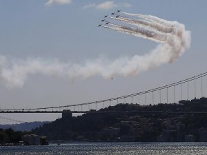 Türk Yıldızları'ndan Boğaz'da muhteşem gösteri